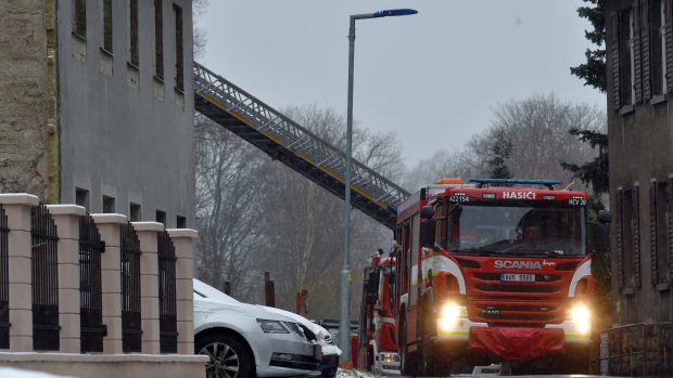 Hasičský záchranný sbor při zásahu u požáru domova se zvýšenou péčí ve Vejprtech.