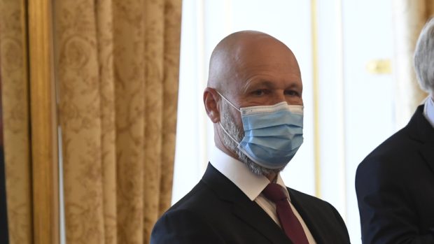 Novým předsedou Nejvyššího soudu se ve středu na desetileté funkční období stal šéf senátu trestního kolegia soudu Petr Angyalossy (vlevo)