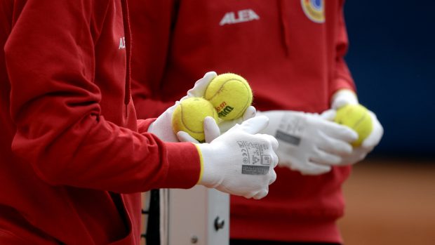 Podavači míčků s ochrannými rukavicemi během turnaje O pohár prezidenta ČTS