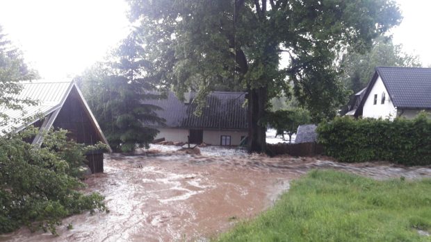 Nejvíce bouře s lokální povodní zasáhly Pustou Rybnou na Svitavsku (na snímku), kde voda zatopila několik domů, sklepů a garáží