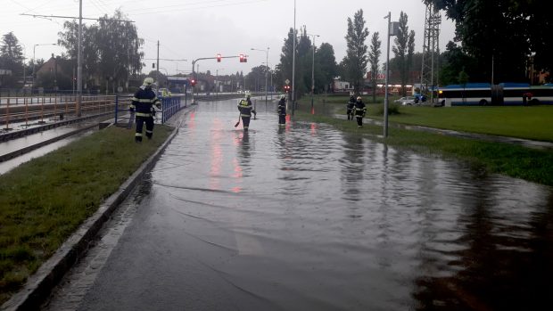 Hasiči zasahovali večer na křižovatce Martinovské a Provozní ulice v Ostravě, kde se po silném dešti vytvořila vodní laguna