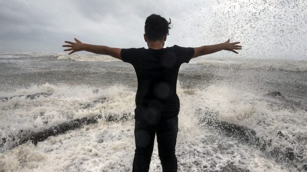 Hurikán Hanna zeslábl na bouři, varování meteorologů ale trvá.