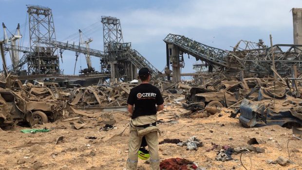 Český hasič prohledává trosky po výbuchu v Bejrútu