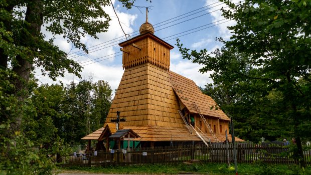 Tesaři ve čtvrtek dokončili hrubou stavbu repliky dřevěného kostela v Gutech