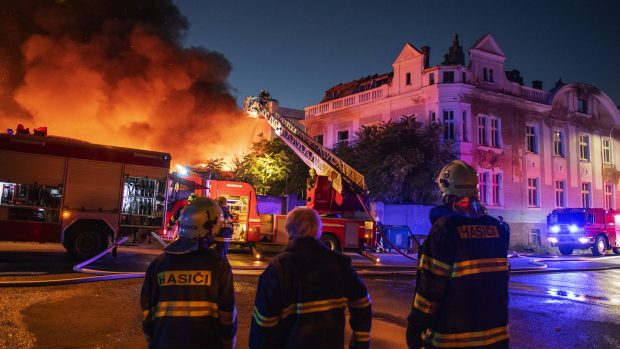 Hasiči z celé Plzně bojovali ve čtvrtek večer s rozsáhlým požárem opuštěného areálu v Přeštické ulici nedaleko zimního stadionu