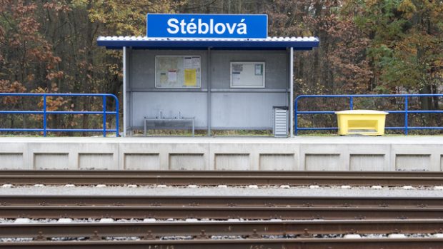 Vlaková stanice Stéblová na Pardubicku si v těchto dnech připomíná nejhorší železniční nehodu v historii České republiky