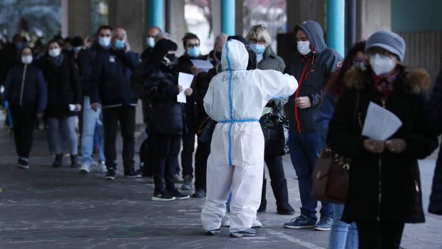 V severoitalské autonomní provincii Jižní Tyrolsko v pátek začalo plošné testování obyvatel na virus SARS-CoV-2, které podle úřadů pomůže odhalit bezpříznakové lidi s infekcí, a sníží tak rychlost šíření nákazy