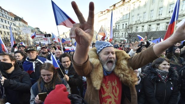 V rámci akce „Jsme lidi, nás nevypnete“ zaplnili účastníci protestu celou horní část náměstí až na úroveň Opletalovy ulice