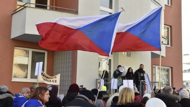 Demonstrující navštívili i bytový dům ministra školství Roberta Plagy (za ANO)