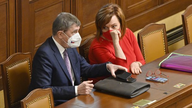 Premiér Andrej Babiš a ministryně financí Alena Schillerová na schůzi Poslanecké sněmovny