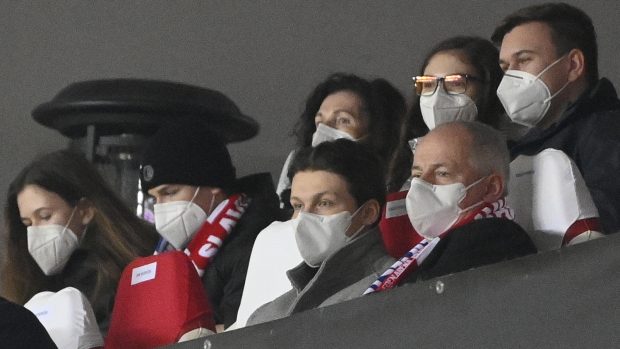 Epidemiolog a bývalý ministr zdravotnictví Roman Prymula (vpravo dole) sleduje utkání Slavia Praha proti Leicesteru