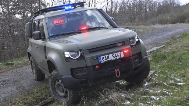 Policisté budou jezdit ve speciálních Land Roverech Defender. Speciálně upravené auto, které je na fotografii, téměř odpovídá vozům požadovaným policií.