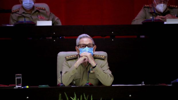 Kubánský vůdce Raúl Castro předá vedení komunistické strany.