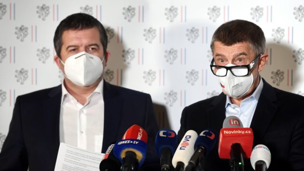 Premiér Andrej Babiš (vpravo) a první místopředseda vlády Jan Hamáček vystoupili na mimořádné tiskové konferenci