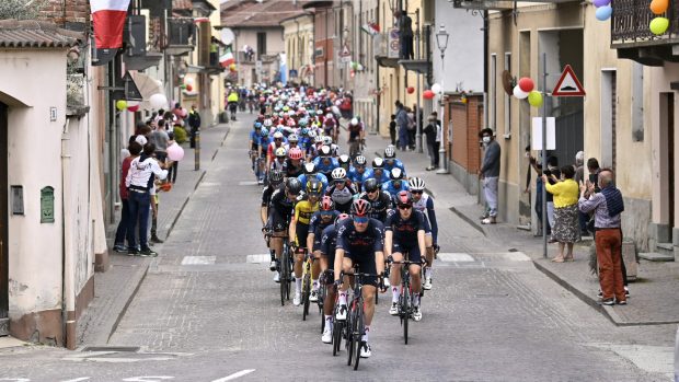 Cyklisté na 2. etapě Giro d&#039;Italia