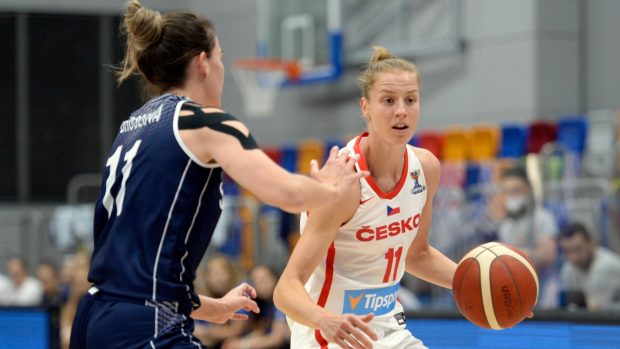 Basketbalistka Kateřina Elhotová v zápase proti Slovensku