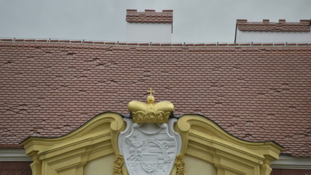 Poškozená střecha zámku Valtice. Bouřka na zámku poničila i nedávno opravené fasády