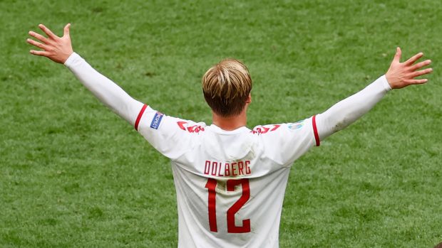 Kasper Dolberg slaví gól proti Walesu.