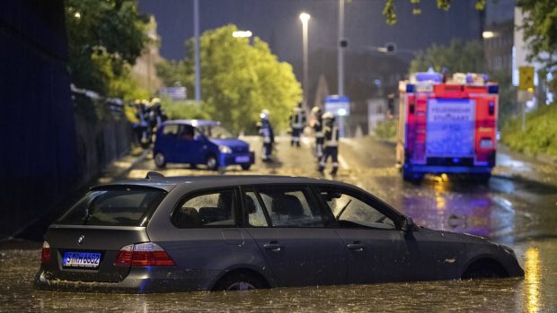 Kvůli bouřkám se ve Stuttgartu zaplavily ulice i tunely