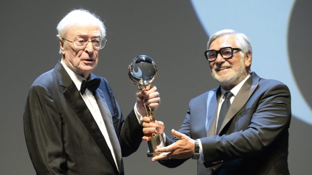 Michael Caine převzal z rukou Jiřího Bartošky cenu na filmovém festivalu v Karlových Varech