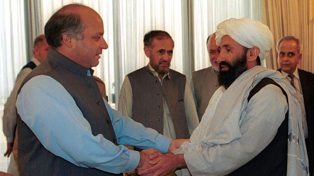 Muhammad Hasan Achund (vpravo) na archivní fotografii z roku 1999 s tehdejším pákistánským premiérem Navázem Šarífem