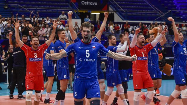 Čeští volejbalisté se radují z vítězství nad Francií
