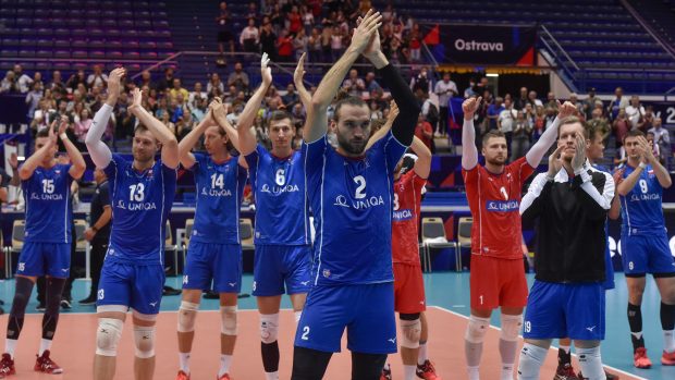Čeští volejbalisté děkují po čtvrtfinálové porážce domácím fanouškům
