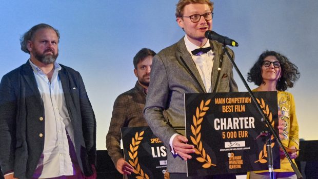Ocenění pro švédský film Charter režisérky Kernellové převzal tajemník pro kulturu švédského velvyslanectví Martin Severýn