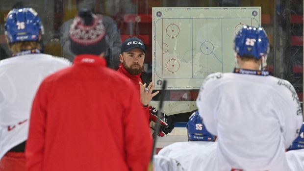 Trenér Filip Pešán na tréninku české hokejové reprezentace