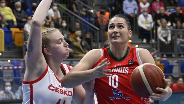 Česká basketbalistka Julia Reisingerová v souboji s Běloruskou Anastasijou Veramejenkovou