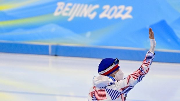 Mávající rychlobruslařka Martina Sáblíková před olympijským závodem v Pekingu