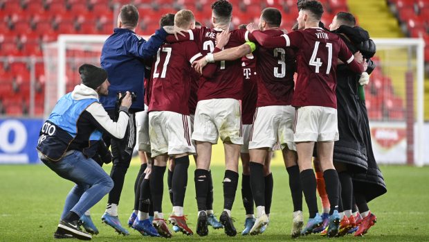 Fotbalisté Sparty slaví pohárovou výhru nad Slavií