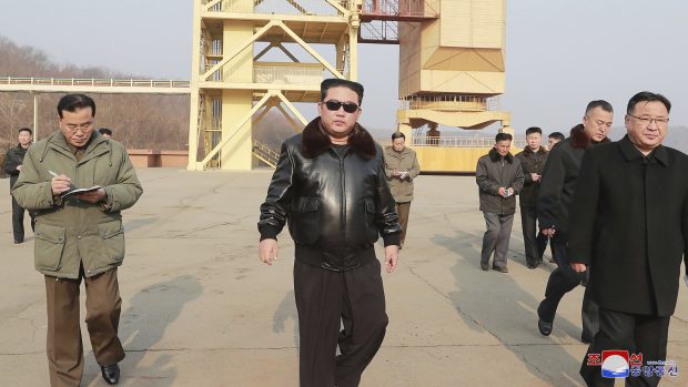 Severokorejský vůdce Kim Čong-un na návštěvě centra určeného k odpalování raket v Sohae