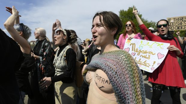 Na pochod dorazili také zastánci potratů a odpůrci Hnutí pro život