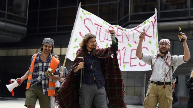 Centrum Prahy patřilo studentskému majálesovému průvodu