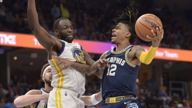 Ja Morant z Memphisu útočí přes Draymonda Greena z Golden state