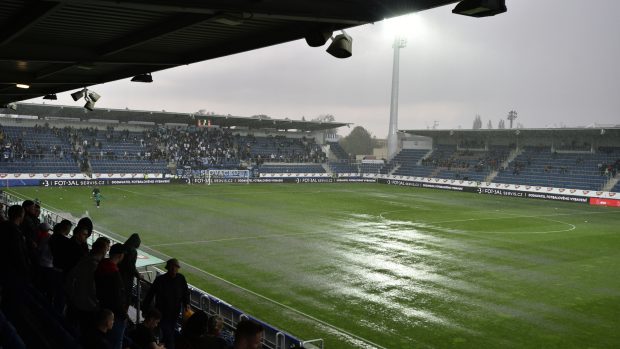 Deštěm promáčený stadion v Uherském Hradišti