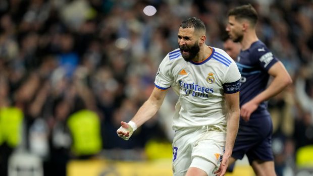 Karim Benzema slaví branku do sítě Manchesteru City