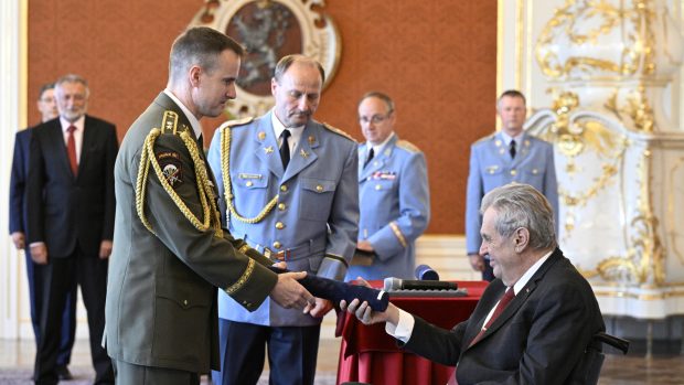 Brigádní generál Karel Řehka (vlevo) byl povýšen prezidentem Milošem Zemanem na generálmajora