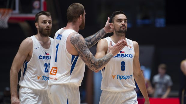 Čeští basketbaloví reprezentanti David Jelínek, Patrik Auda a Tomáš Satoranský