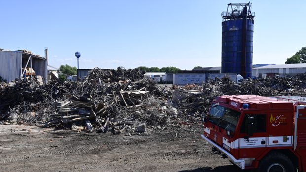 Hasiči likvidují následky rozsáhlého požáru haly v Zápech u Prahy