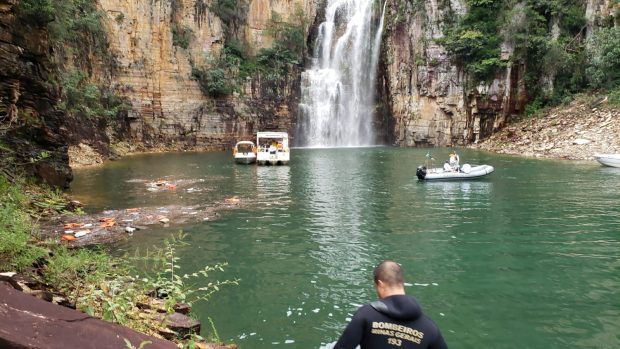 Pád skály u brazilského jezera Lago de Furnas si vyžádal nejméně 7 životů. Dalších 32 lidí je zraněno a tři se stále pohřešují