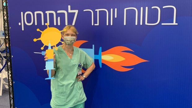 Zdravotní sestra Martina Paletová pomáhá s očkováním v telavivské nemocnici
