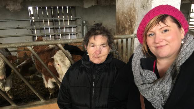 Osmdesátiletá Emílie pracovala celý život u krav.  Teď se díky Kláře Gazdošové podívala znovu na farmu, kde kdysi pracovala