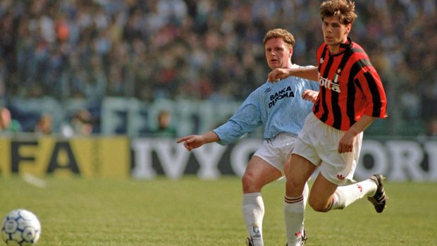 Paul Gascoigne z Lazia (vlevo) a Zvoinimir Boban z AC Milán v utkání italské ligy v sezoně 1992/93.