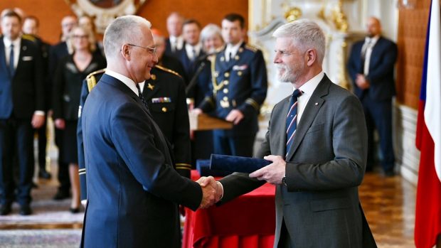 Prezident Petr Pavel při jmenování šéfa BIS Michala Koudelky do funkce brigádního generála