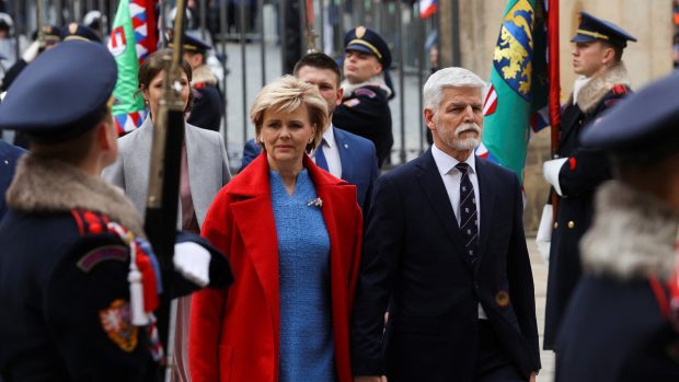 Prezident Petr Pavel přijíždí s jeho manželkou Evou Pavlovou na inauguraci na Pražský hrad