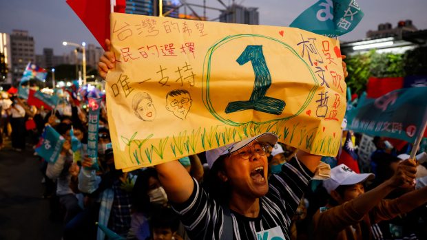 Kche Wen-čeovi (TPP) podporovatelé na předvolební akci v Kao-siungu.