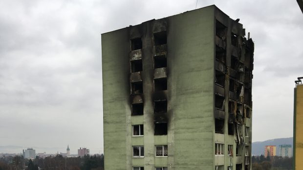 Pohled na vyhořelý dům z balkonu pana Vladimíra