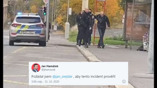 Náhodní svědci zachytili zásah policie. Omluvte prosím vulgarismy ve videu.